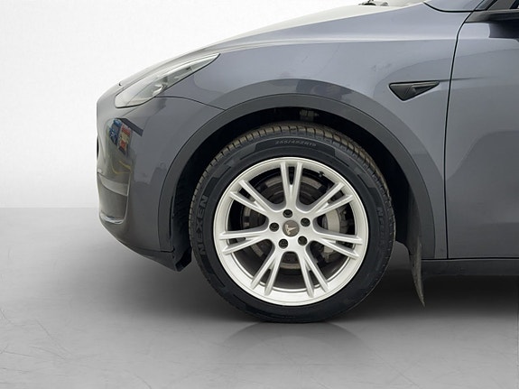 Tesla Model Y 29 of 30