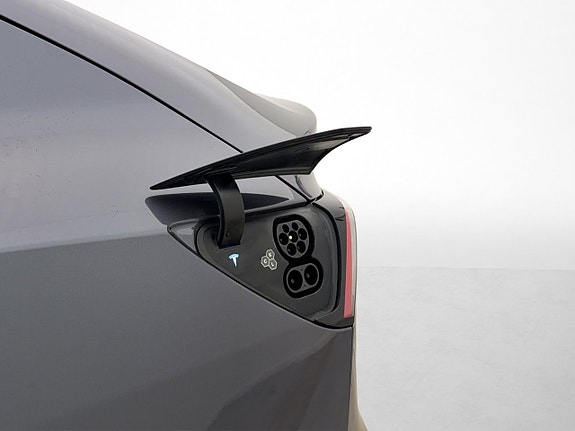 Tesla Model Y 28 of 30