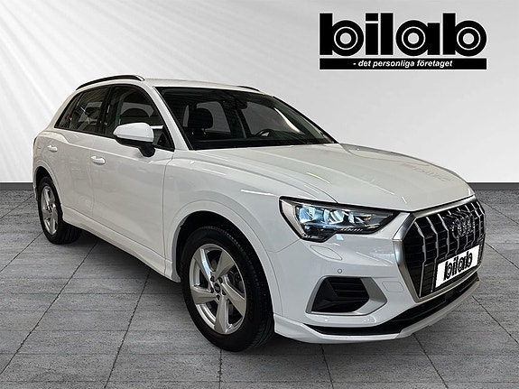 Audi Q3 2 of 9