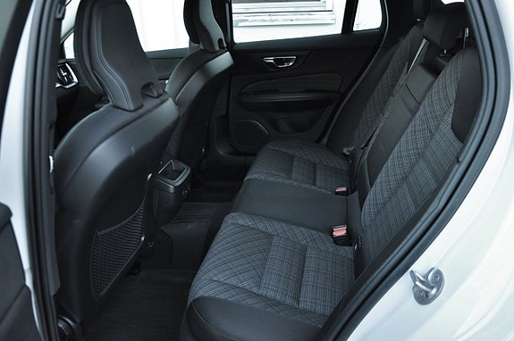Volvo V60 Cross Country 7 of 10