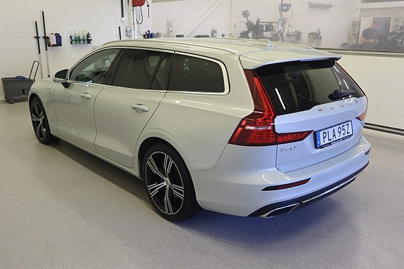 Volvo V60 2 of 23
