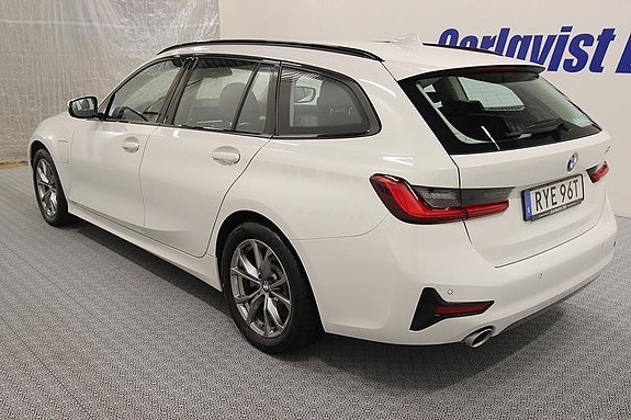 BMW 330e 5 of 8