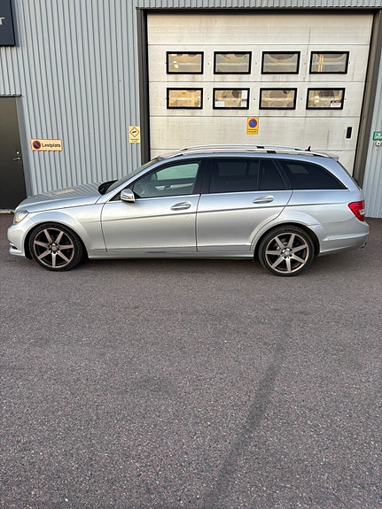 Mercedes-Benz C220 2 of 9