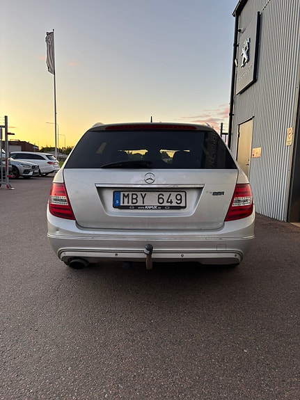 Mercedes-Benz C220 3 of 9