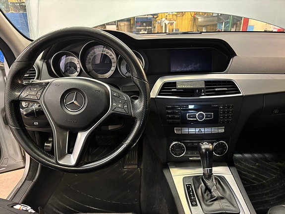 Mercedes-Benz C220 7 of 9