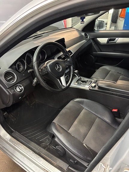 Mercedes-Benz C220 6 of 9