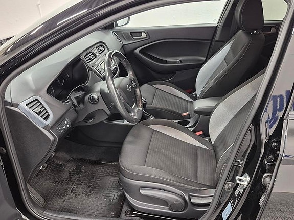 Hyundai i20 2 of 7