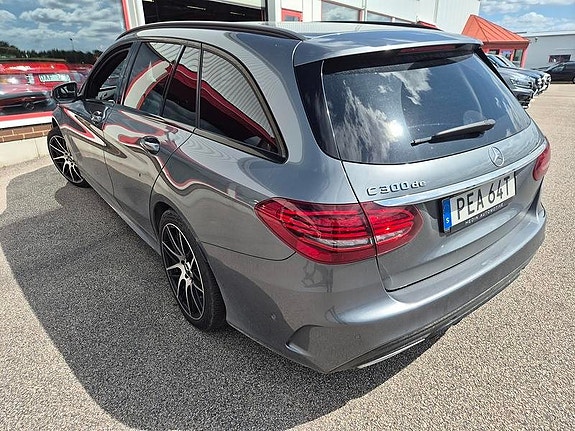 Mercedes-Benz C300 de 3 of 7