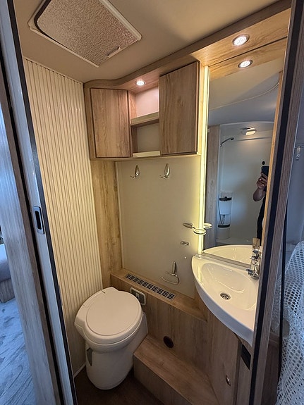 Eura Mobil Integra Line 720 QB Justerbar Queensbed! ALDE! 3500kg! Vinteranpassad! Värmeväxlare! AC i bodel! Litiumbatter 11 of 22