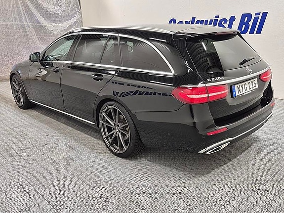 Mercedes-Benz E220 3 of 9