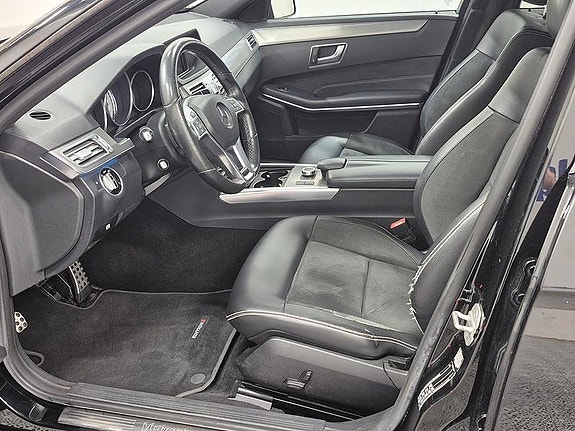 Mercedes-Benz E220 2 of 10