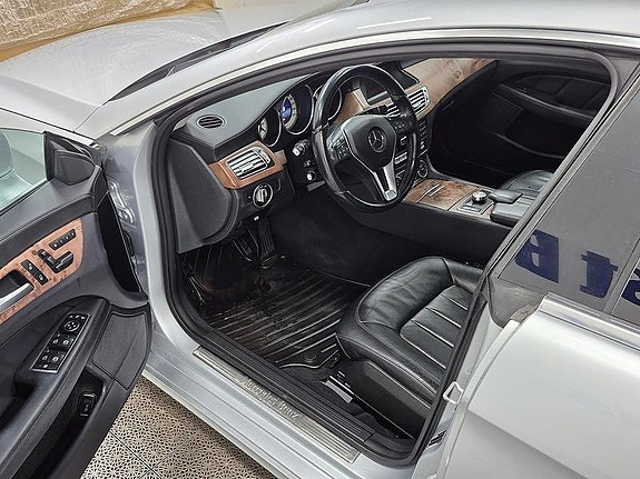 Mercedes-Benz CLS350 2 of 10