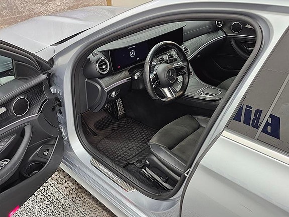 Mercedes-Benz E220 2 of 12