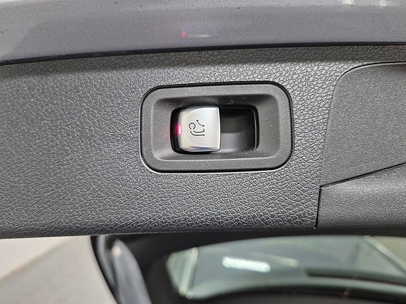 Mercedes-Benz E220 9 of 12