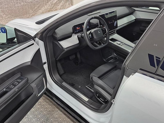 Polestar 4 2 of 13