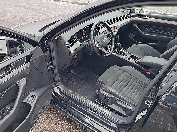 Volkswagen Passat 2 of 7