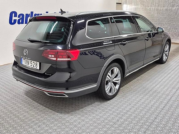 Volkswagen Passat Alltrack 2 of 10