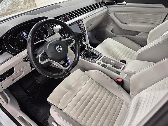 Volkswagen Passat 2 of 11