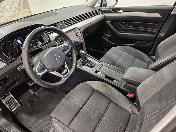 Volkswagen Passat Alltrack 2 of 11