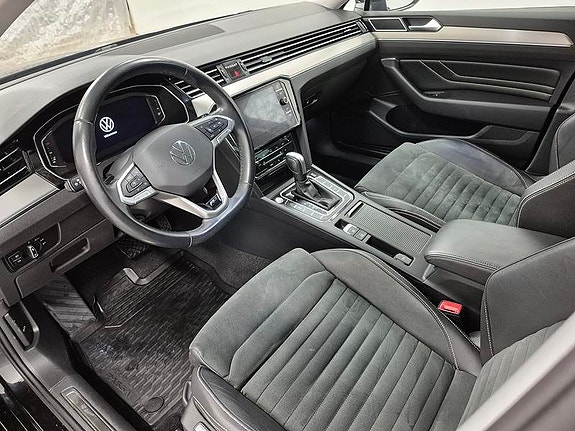 Volkswagen Passat 2 of 12
