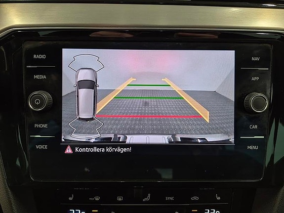 Volkswagen Passat 8 of 12