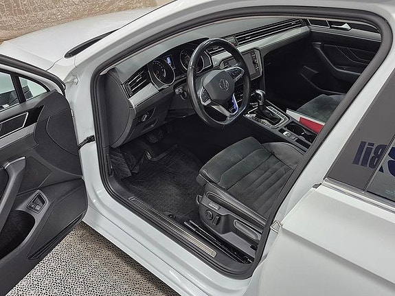 Volkswagen Passat 2 of 12