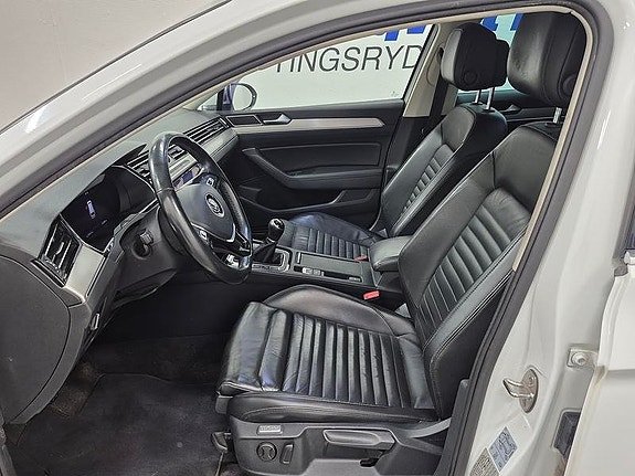 Volkswagen Passat 2 of 13