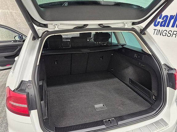 Volkswagen Passat 9 of 13