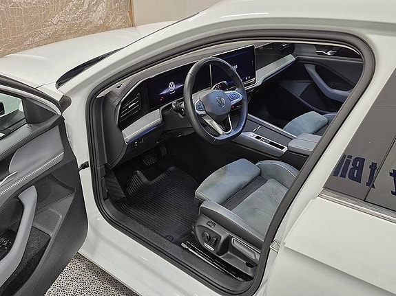 Volkswagen Passat 2 of 11