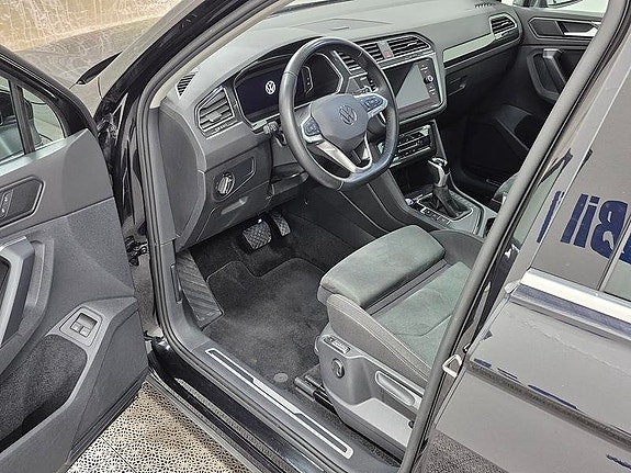 Volkswagen Tiguan 2 of 12