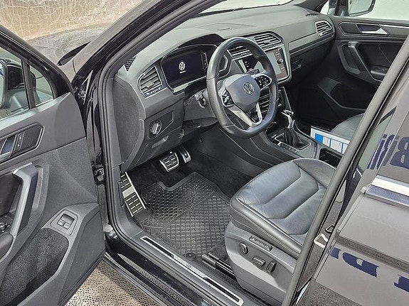 Volkswagen Tiguan 2 of 12