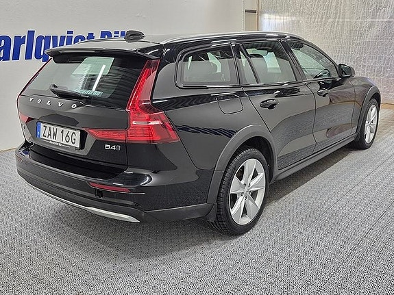 Volvo V60 Cross Country 4 of 11