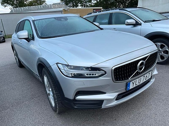 Volvo V90 Cross Country 2 of 5