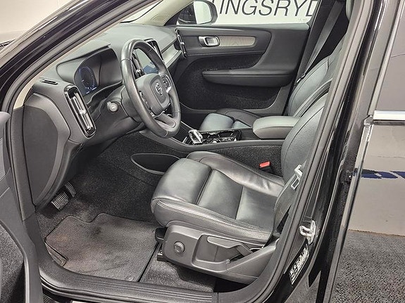 Volvo XC40 2 of 8
