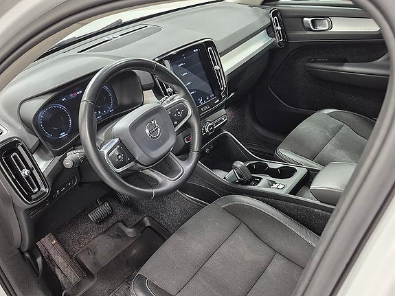 Volvo XC40 2 of 11