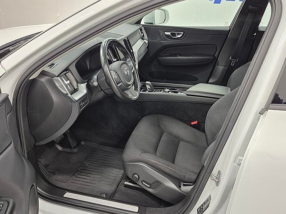 Volvo XC60 2 of 10