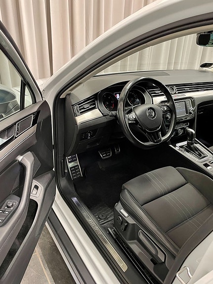 Volkswagen Passat Alltrack 6 of 23