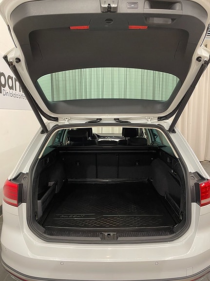 Volkswagen Passat Alltrack 21 of 23