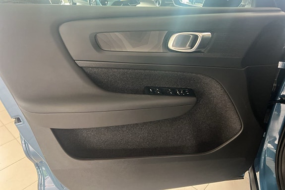 Volvo EX40 17 of 29
