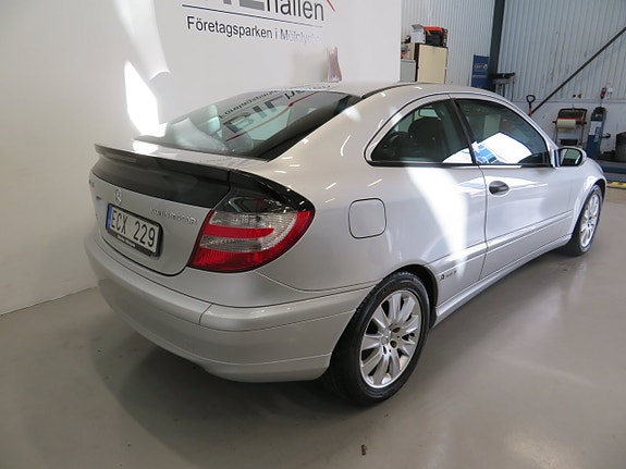Mercedes-Benz C180 4 of 8