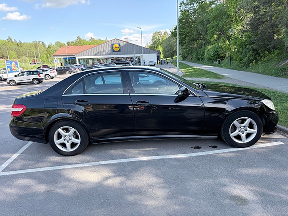 Mercedes-Benz E200 2 of 5