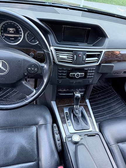 Mercedes-Benz E200 3 of 5