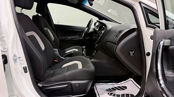 Kia Ceed 13 of 19