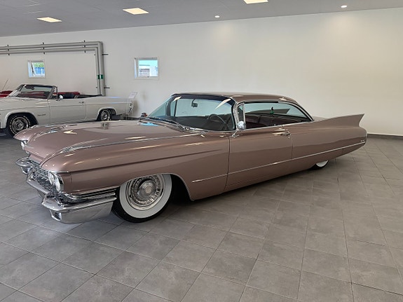 Cadillac Coupé DeVille 2 of 30