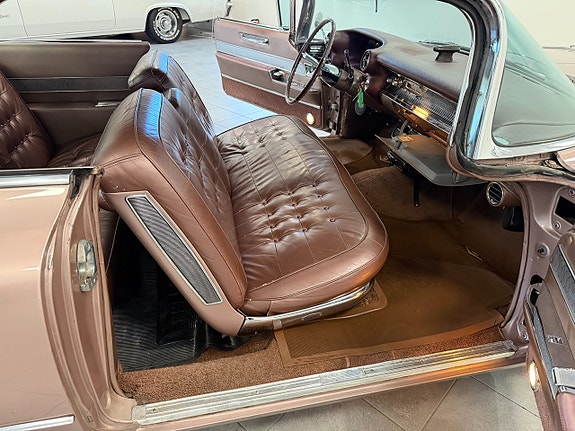 Cadillac Coupé DeVille 17 of 30