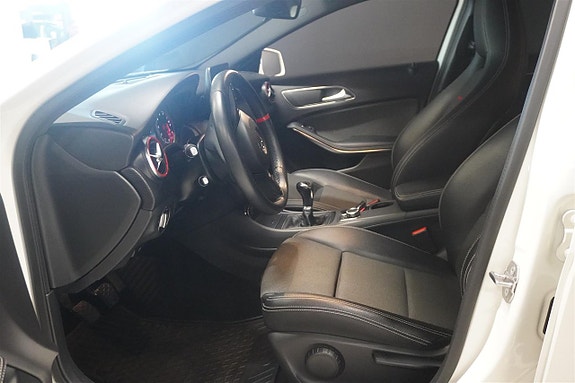 Mercedes-Benz A180 2 of 13