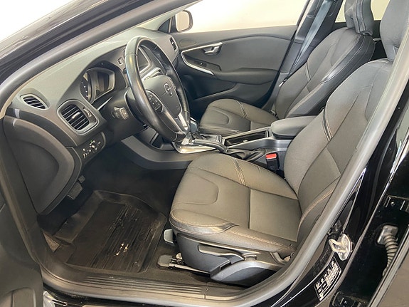 Volvo V40 Cross Country 2 of 6
