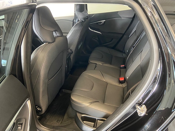 Volvo V40 Cross Country 3 of 6