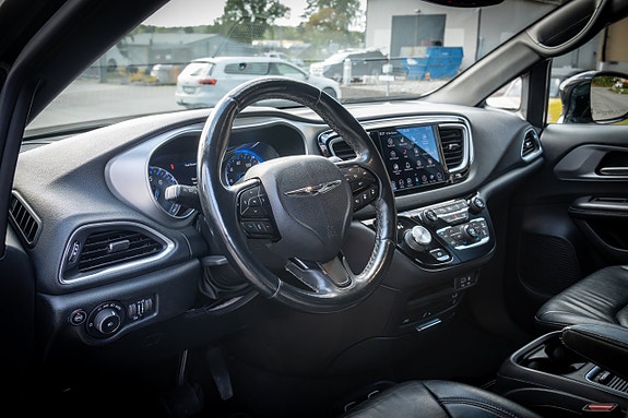 Chrysler Pacifica 8 of 25