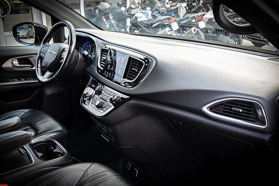 Chrysler Pacifica 15 of 25